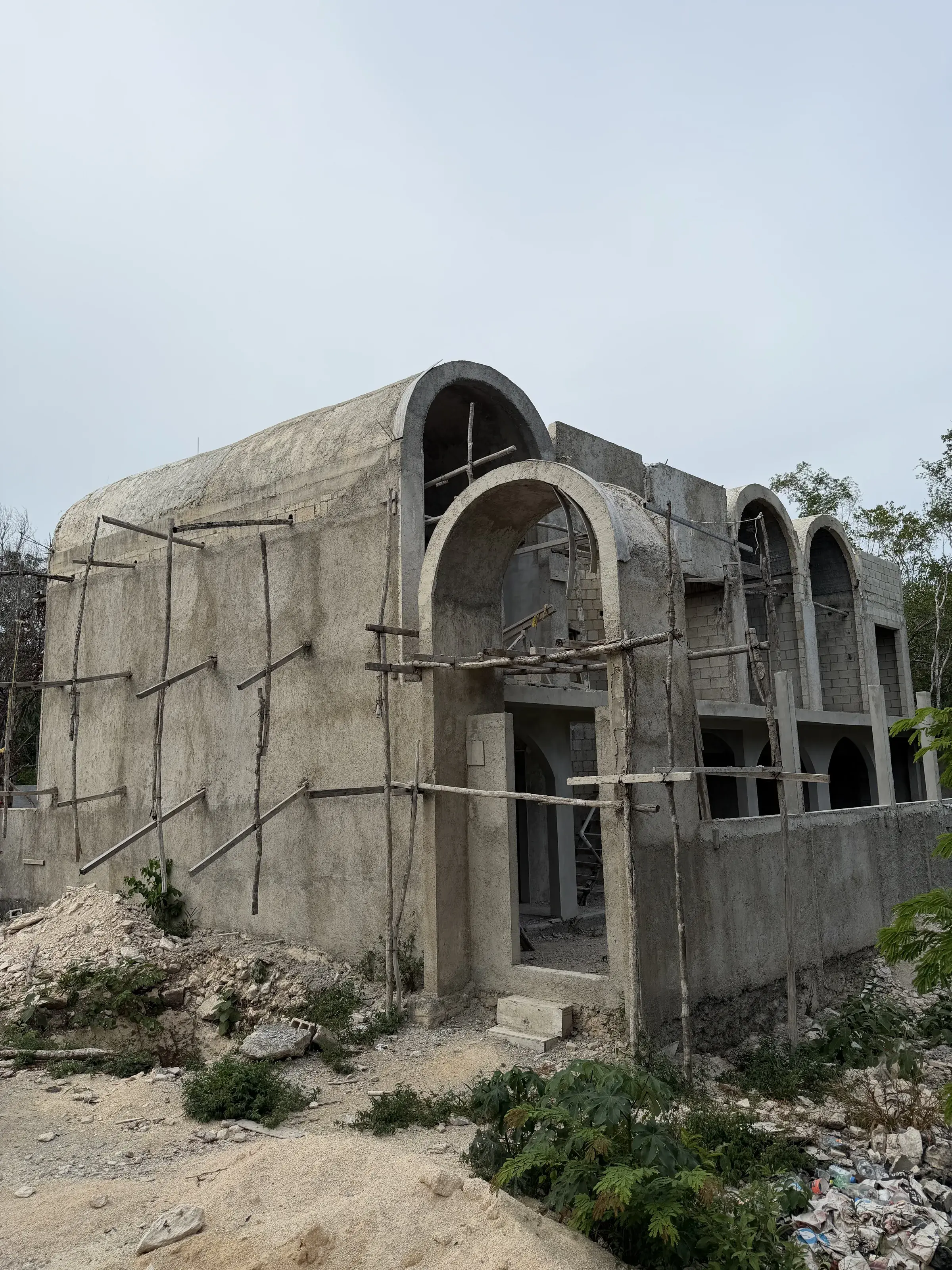 Front of the building under construction, structure without finishes